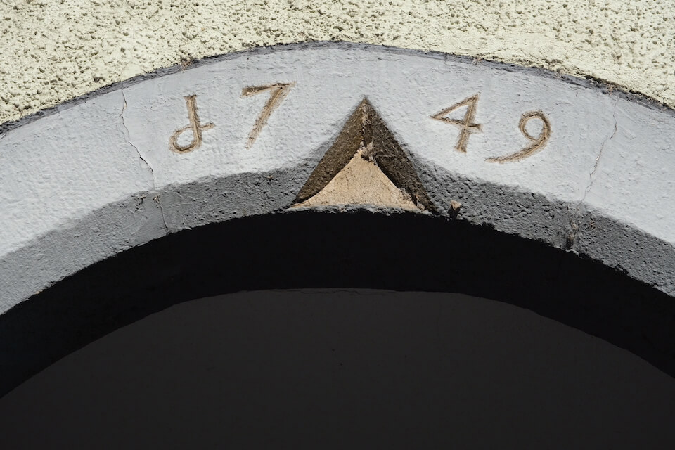 Jahreszahl in steinernen Türbogen gemeisselt. 